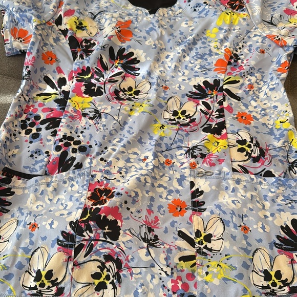 Cherokee Infinity scrub top - Picture 3 of 3